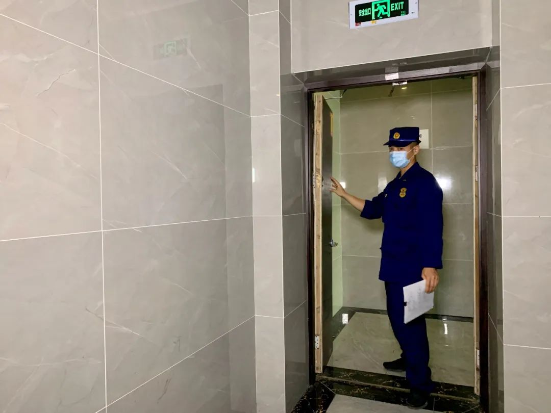 消防逃生通道有大量杂物堆放,且都是 易燃物质.